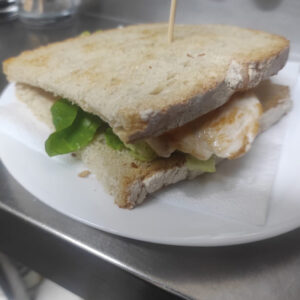 Guitarra de pollo, lechuga, tomate