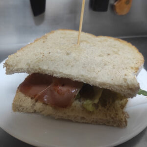 Guitarra de jamón, lechuga, tomate